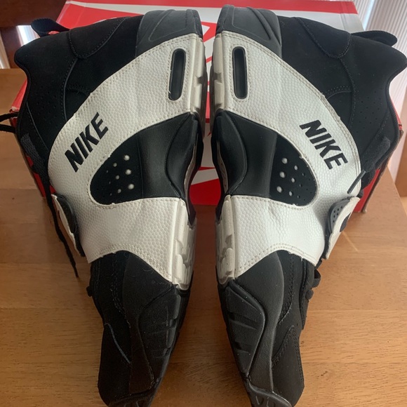 Nike Black and White Athletic Shoes main image 12